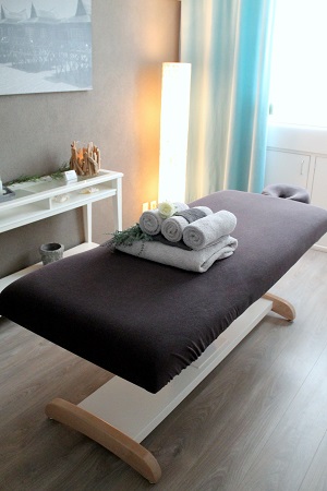 Massagekamer. De massageruimte met de in hoogte elektrische massagetafel waarbij naar wens de borstuitsparing gebruikt kan worden. Tevens geschikt voor zwangerschapsmassage.